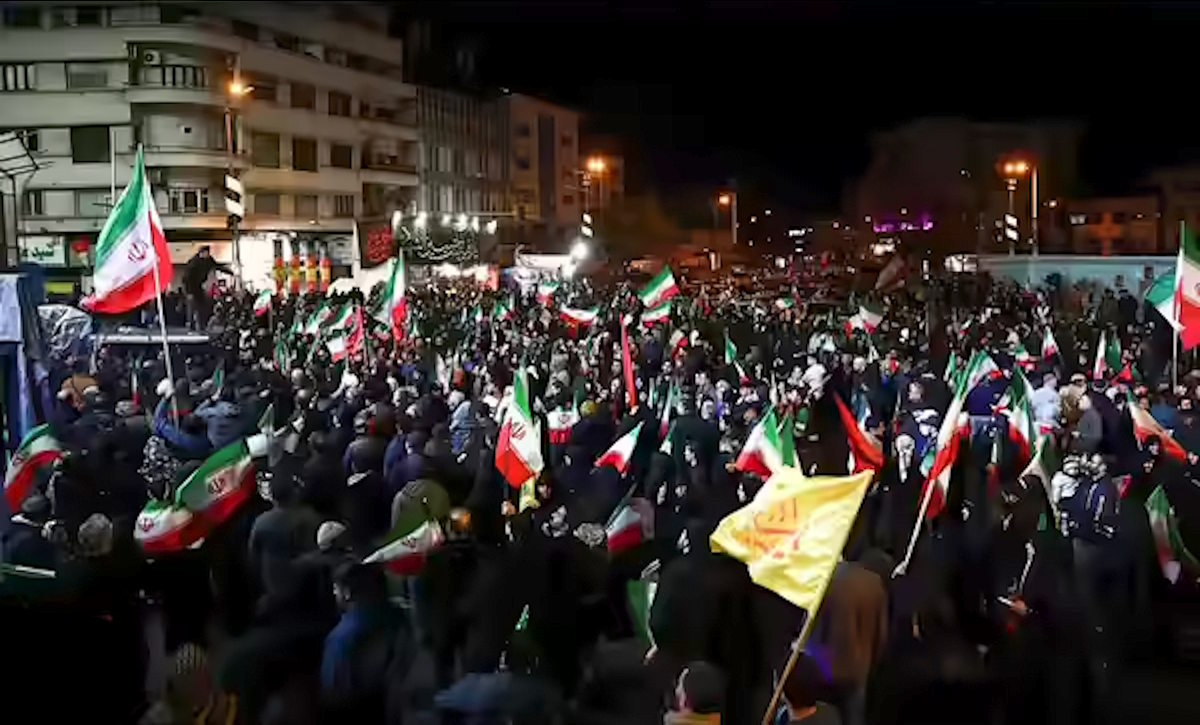 Tregua fragile tra Stati Uniti e Iran: Hormuz riaperto, ma la ripresa della guerra resta appesa a un filo