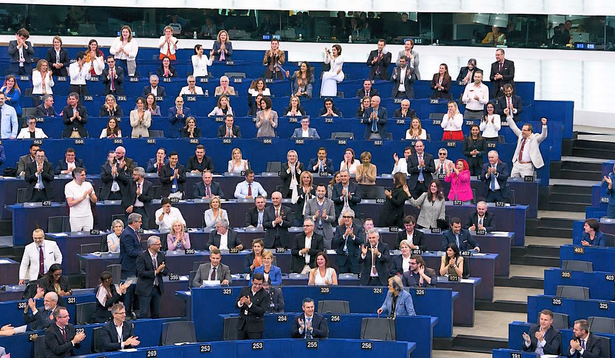 Regolamento rimpatri Ue, l’Europa rinnega se stessa: Strasburgo applaude le deportazioni e Meloni canta vittoria